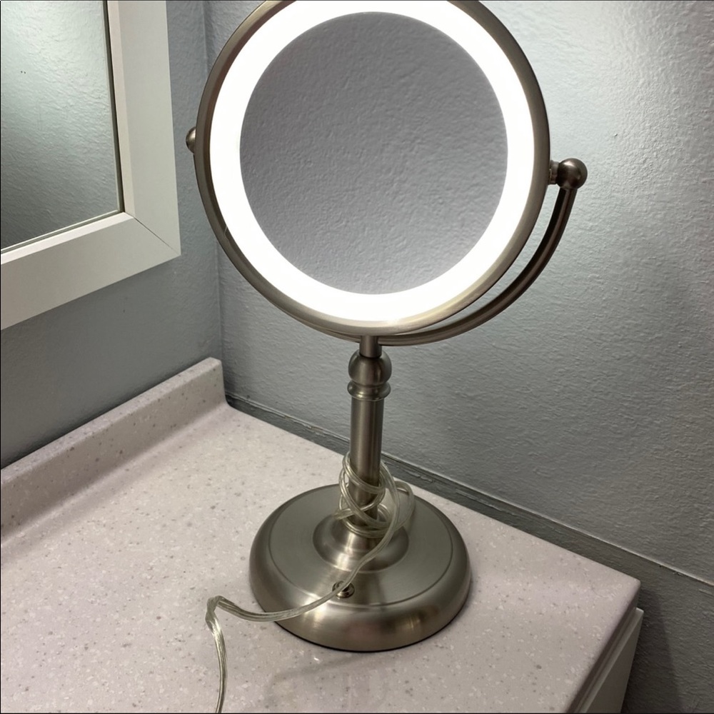 Vanity mirror